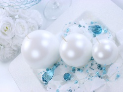 Bílá perleťová kulatá svíčka IV