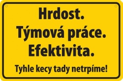 Vtipná cedulka: Hrdost. Týmová Práce. Efektivita. Tyhle kecy tady netrpíme!