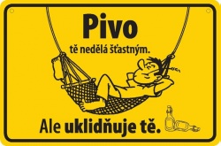 Vtipná cedulka: Pivo tě nedělá šťastným, ale uklidňuje tě