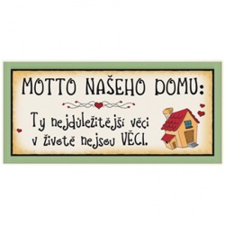 Dřevěná cedule s nápisem: Motto našeho domu